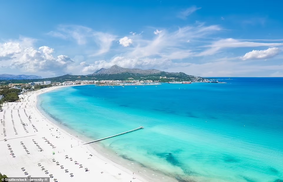 Bãi biển Playa de Muro trên đảo Majorca của Tây Ban Nha thích hợp là nơi vui chơi cho các gia đình. Nơi này dễ tiếp cận, có bãi cát vàng trải dài, làn nước trong xanh, bạn có thể dành cả ngày tại đây mà không biết chán.