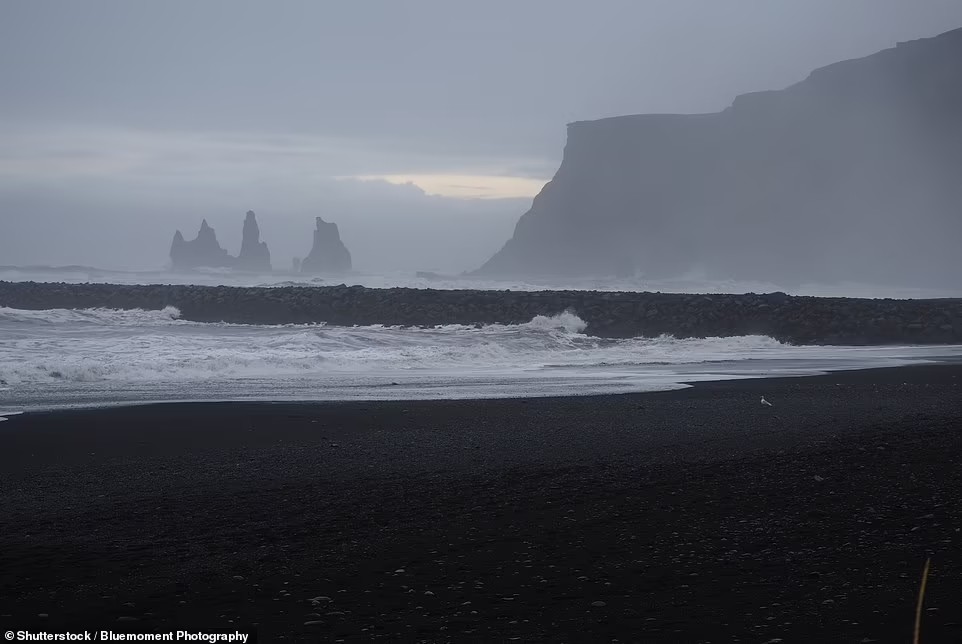 &nbsp;Nổi bật giữa danh sách dài những bãi biển trong xanh cát vàng là bãi biển cát đen Vik ở Iceland. Du khách mô tả nó như một địa điểm ở thế giới khác với những thành tạo đá ấn tượng và những mái vòm trong đại dương.