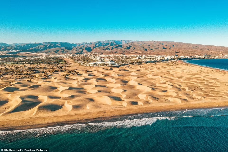 Playa de Maspalomas là một bãi biển nổi tiếng ở Tây Ban Nha, được du khách ca ngợi 'bãi biển sạch đẹp' và 'cồn cát tuyệt đẹp' trên Tripadvisor.