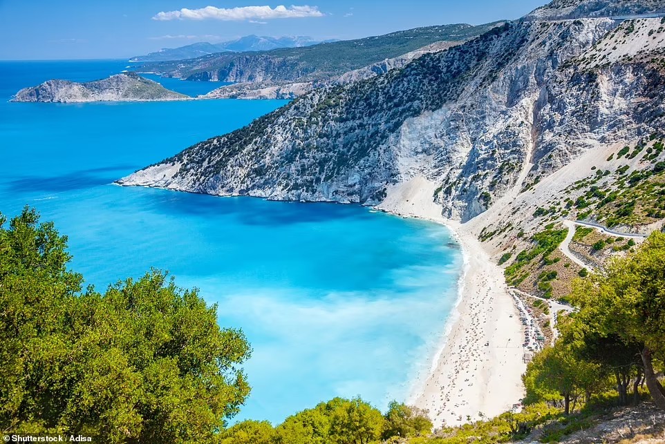 Bãi biển Myrtos trên đảo Kefalonia, Hy Lạp được bao quanh bởi những vách đá cẩm thạch, khung cảnh vô cùng ngoạn mục.