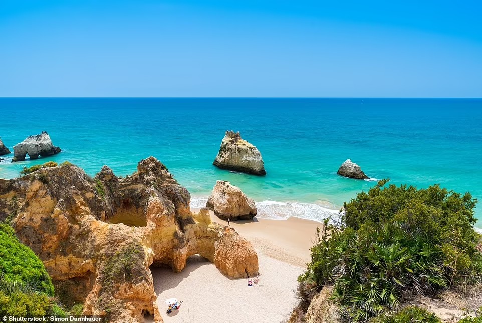 Cảnh quan ấn tượng này là một phần của Praia dos Tres Irmaos, thuộc vùng Algarve của Bồ Đào Nha. Nơi này được nhận xét là sạch sẽ, có giường phơi nắng, trạm cứu hộ, quán cà phê, nhà hàng và lối đi bộ lót ván.