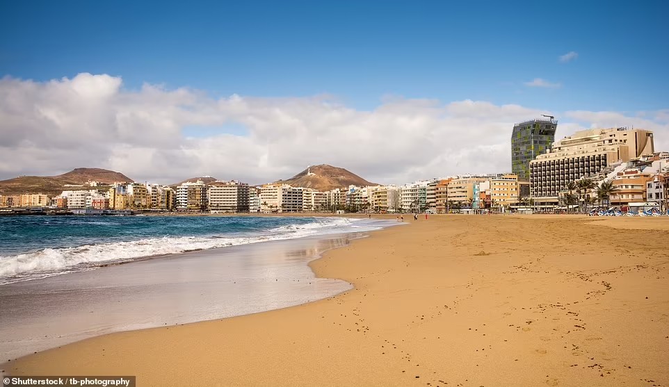 Playa de las Canteras ở Gran Canaria, Tây Ban Nha trải dài 3km, đây là một bãi biển thân thiện với gia đình, dễ tiếp cận với các khu vực dành riêng để lướt sóng. Bạn đừng quên chiêm ngưỡng những tác phẩm điêu khắc cát khổng lồ trên bờ biển hoặc tản bộ dọc theo lối đi dạo.