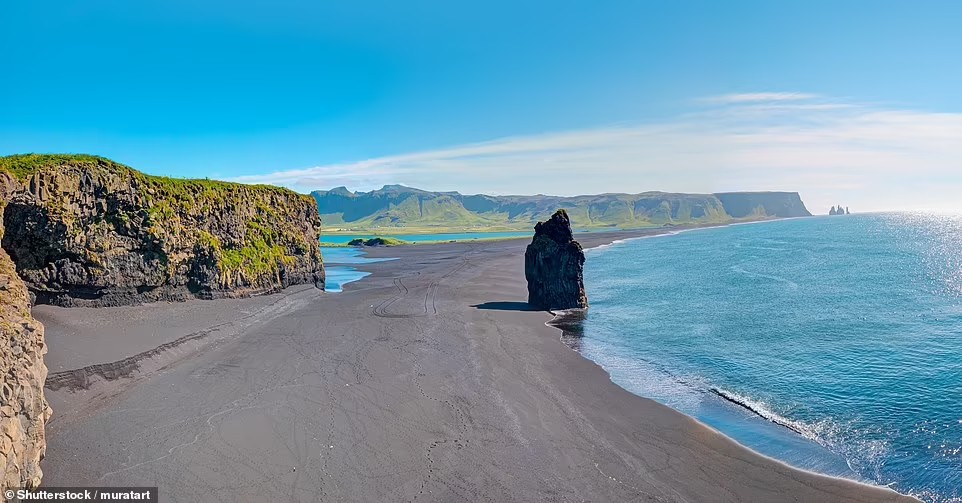 &nbsp;Bãi biển Reynisfjara ở Iceland nổi tiếng với những con sóng mạnh nên người lướt sóng cần cẩn trọng khi chơi.