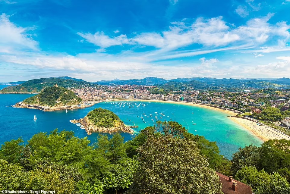 &nbsp;Bãi biển La Concha, ở San Sebastian, Tây Ban Nha có một lối đi dạo tuyệt vời, vào bất kỳ giờ nào trong ngày nó đều rất đẹp.