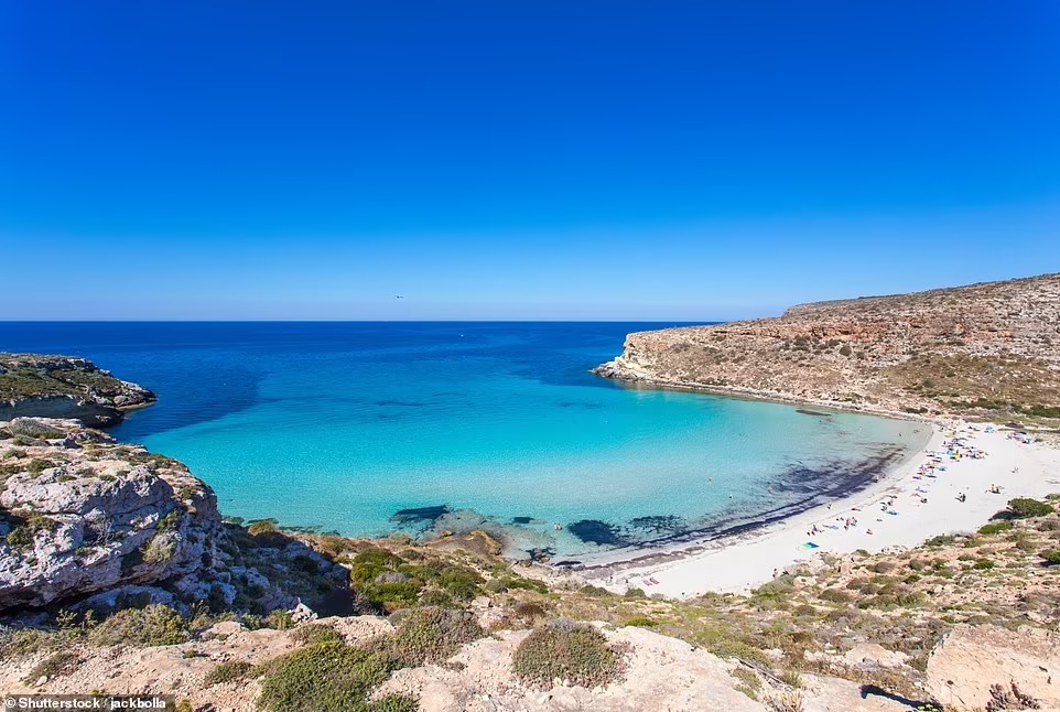 Spiaggia dei Conigli trên đảo Lampedusa, Italia được du khách ca ngợi 'môi trường sạch sẽ' và 'khung cảnh tuyệt vời khó quên’ trên Tripadvisor.