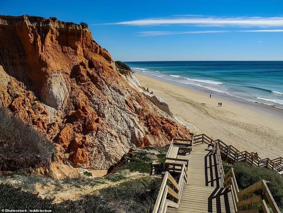 Praia da Falesia ở Algarve của Bồ Đào Nha biết đến với những vách đá ấn tượng, bãi cát vàng và làn nước trong xanh lấp lánh. Du khách thích thú với các hoạt động như tắm nắng trên bờ biển rộng lớn, bơi lội, lướt sóng, tản bộ dọc theo lối đi bộ tuyệt đẹp trên đỉnh vách đá và ngắm nhìn khung cảnh đáng kinh ngạc.