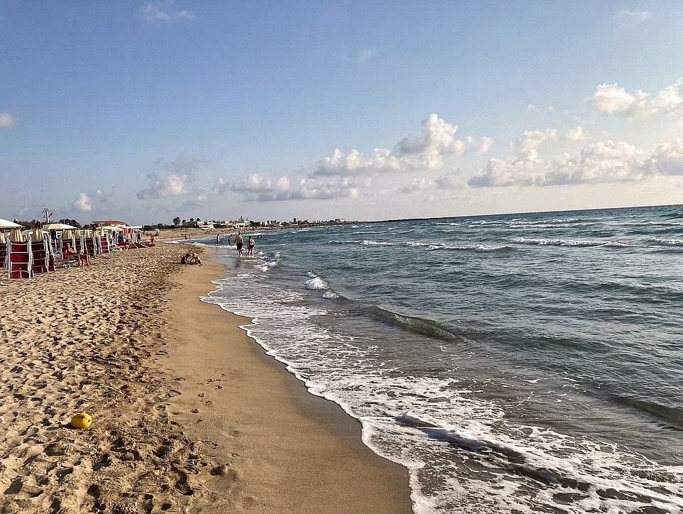 Bãi biển Lido Marakaibbo, trên đảo Sicily ở Italia là địa điểm vui chơi yêu thích của người dân địa phương và khách du lịch. Những chiếc ghế dài thoải mái cùng đồ ăn và thức uống được phục vụ bên bờ biển khiến nơi đây trở thành một nơi hoàn hảo để ngả lưng và thư giãn.