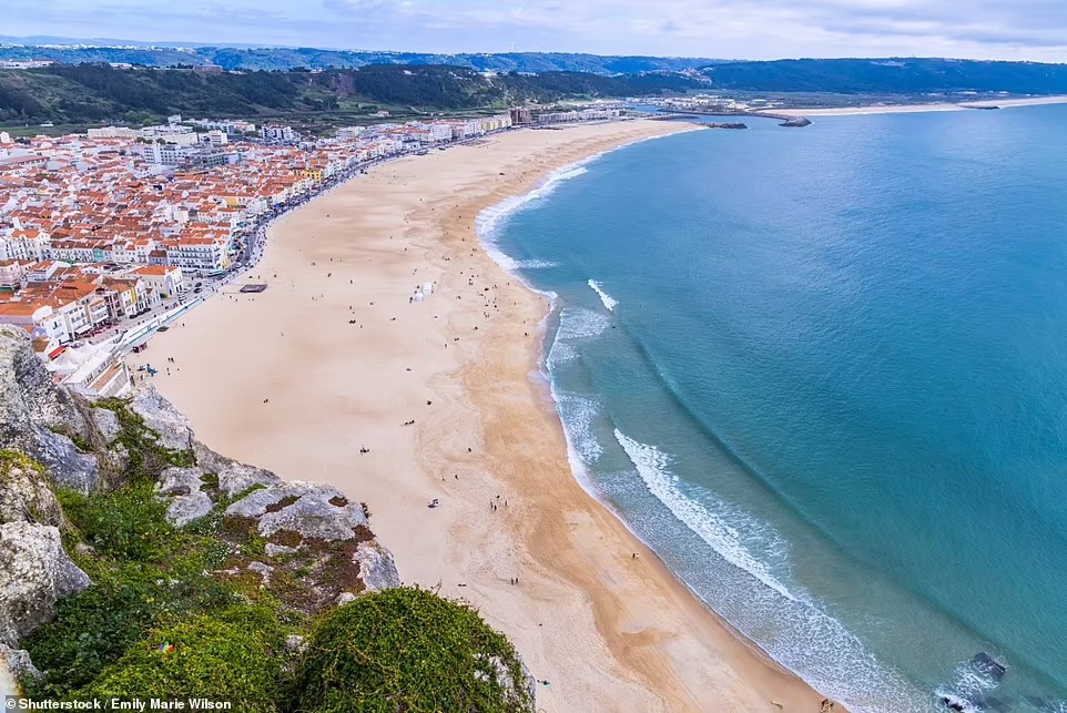 Bãi biển Nazare, Bồ Đào Nha thu hút rất đông người lướt sóng muốn cưỡi trên những con sóng đôi khi khổng lồ. Ngoài ra, du khách cũng có thể đi tản bộ dọc theo bờ biển trên lối đi bộ có lướt ván, tận hưởng đồ ăn ngon và thức uống khá rẻ.