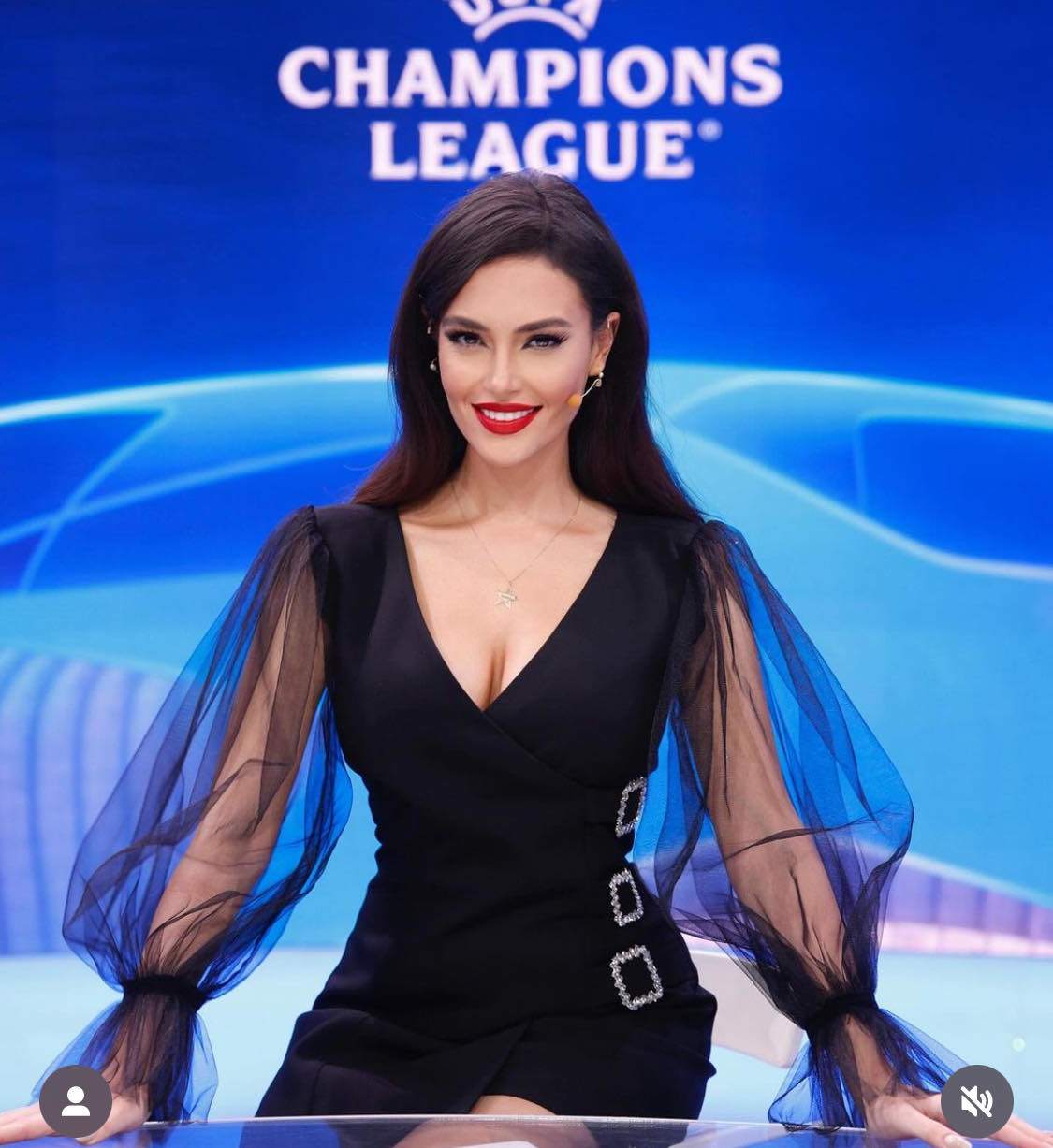 Váy áo dẫn sóng truyền hình Albani của nữ MC thể thao 