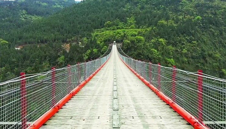 Cây cầu “tạm” này đã giúp rút ngắn quãng đường di chuyển đáng kể thay vì phải đi đường vòng dài 30km. Từ đó giảm chi phí và hạn chế tác động không cần thiết đến môi trường.
