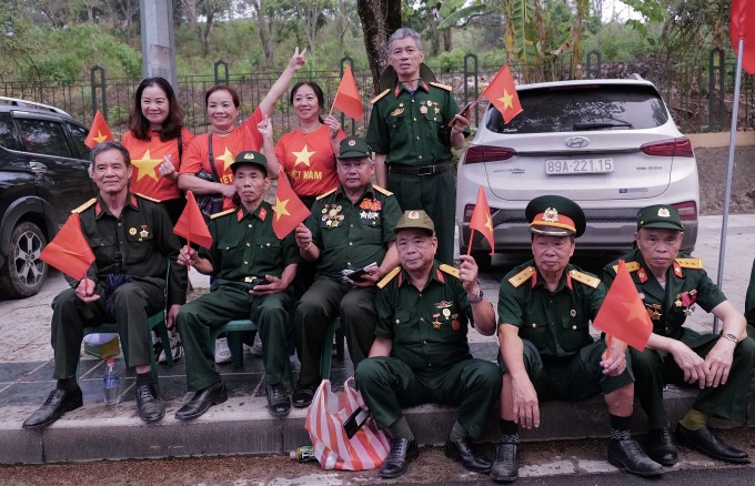 Đoàn cựu chiến binh từ Thái Bình có mặt trên đường Hoàng Văn Thái cổ vũ đoàn diễu hành đi qua. Ảnh:&nbsp;Ngọc Thành