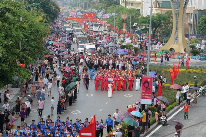 Người dân chào đón đoàn diễu hành. Ảnh:&nbsp;Ngọc Thành