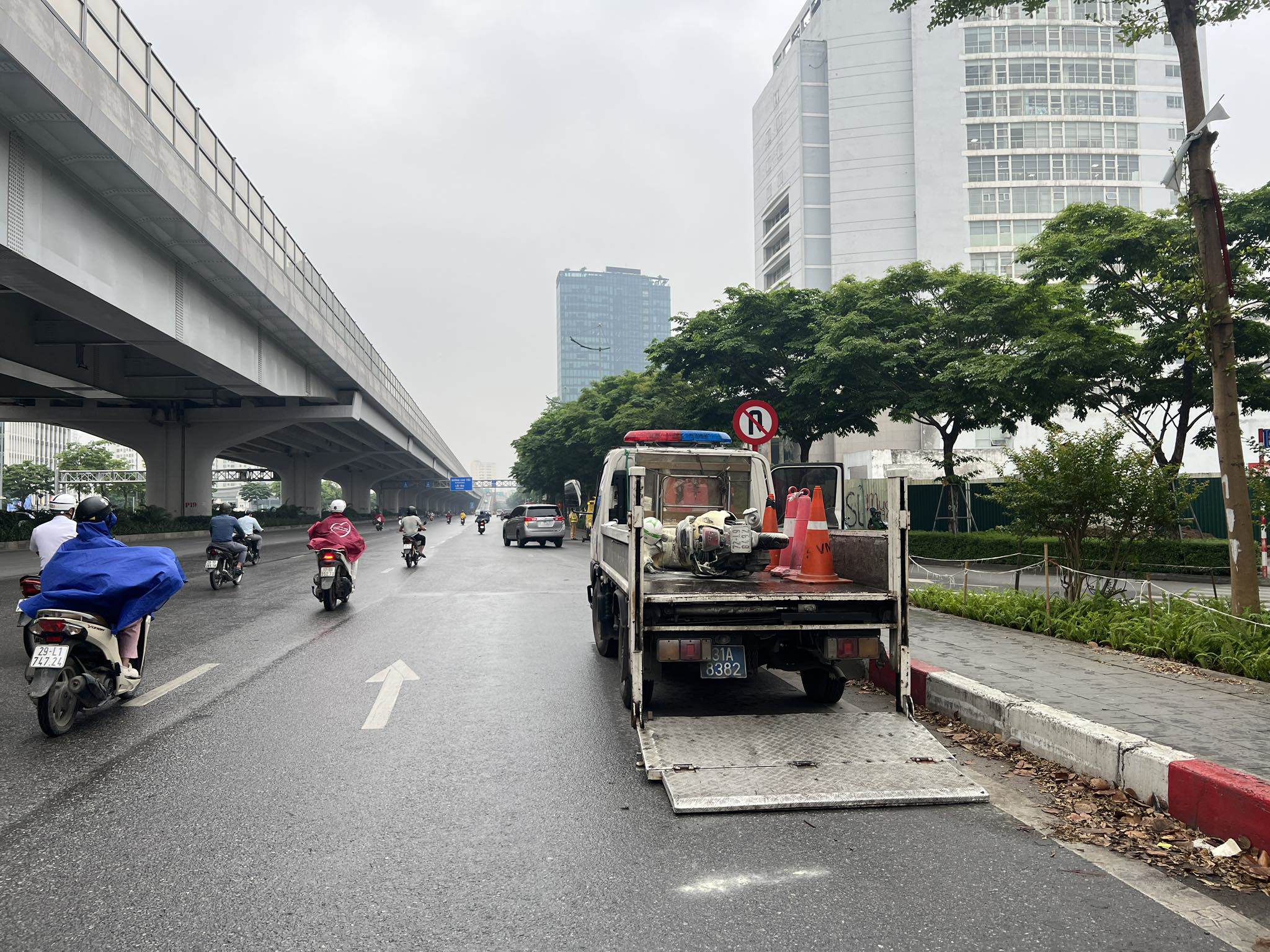 Cảnh sát đưa phương tiện rời khỏi hiện trường