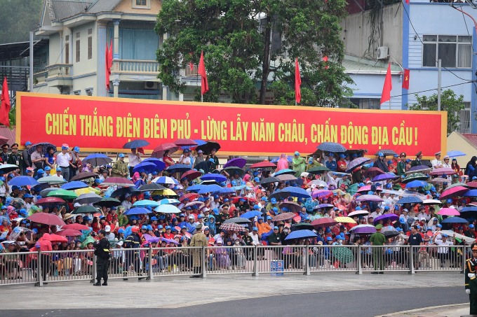 Hàng nghìn người chờ diễu binh dưới mưa - 2