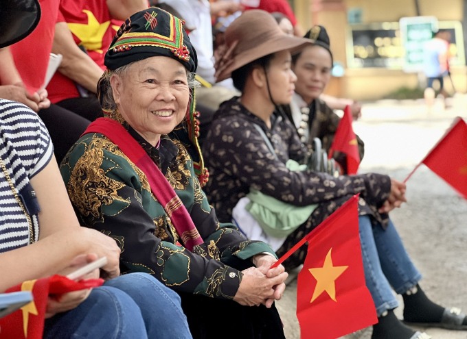 Bà Quàng Thị Ít, 70 tuổi cùng con gái đi từ Nà Tống, huyện Điện Biên. Ảnh:&nbsp;Hoàng Phương