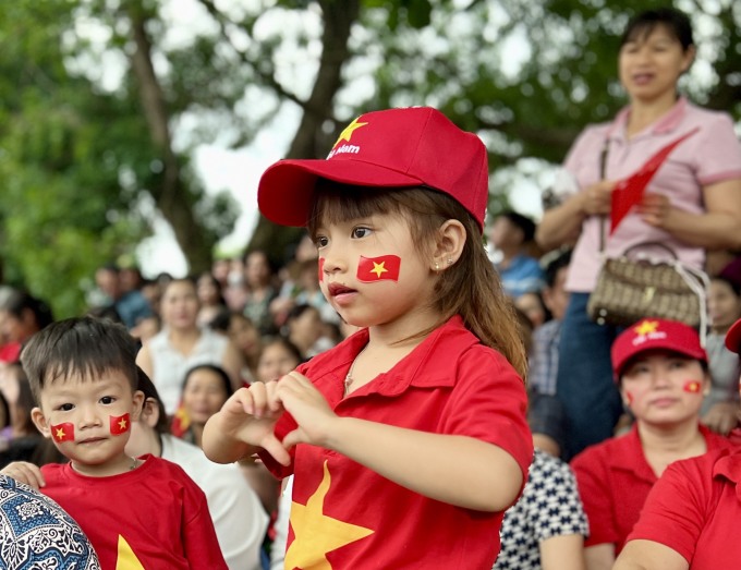 Nhiều em bé cũng dậy sớm theo bố mẹ, ông bà ra đường chờ diễu binh. Ảnh:&nbsp;Hoàng Phương