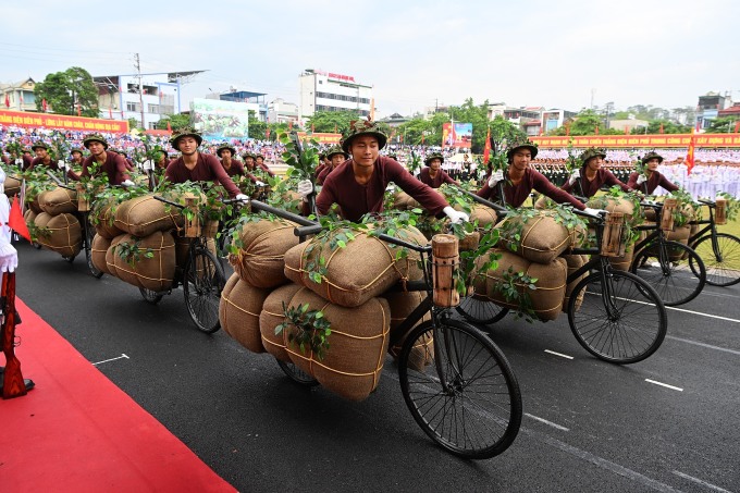 Khối Dân công hỏa tuyến. Ảnh:&nbsp;Giang Huy