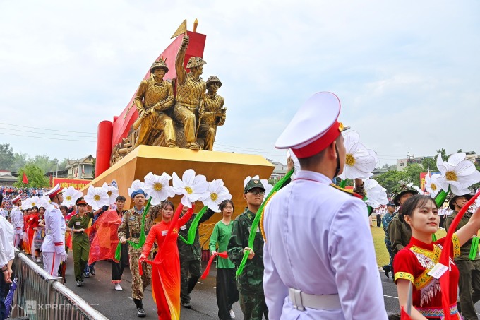 Xe mô hình biểu tượng 70 năm Chiến thắng Điện Biên Phủ. Ảnh:&nbsp;Giang Huy