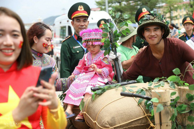 Người dân chia tay đoàn diễu binh diễu hành. Ảnh:&nbsp;Phạm Chiểu