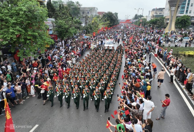 Đội diễu binh đi trên đường. Ảnh:&nbsp;Ngọc Thành