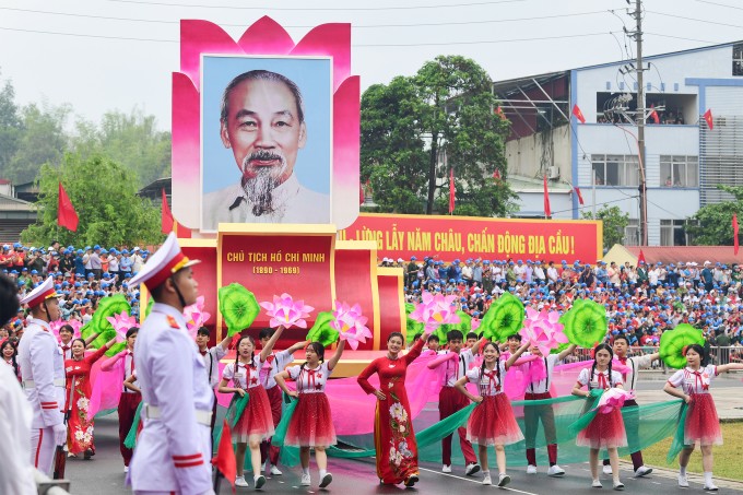 Xe rước ảnh Chủ tịch Hồ Chí Minh. Ảnh:&nbsp;Giang Huy