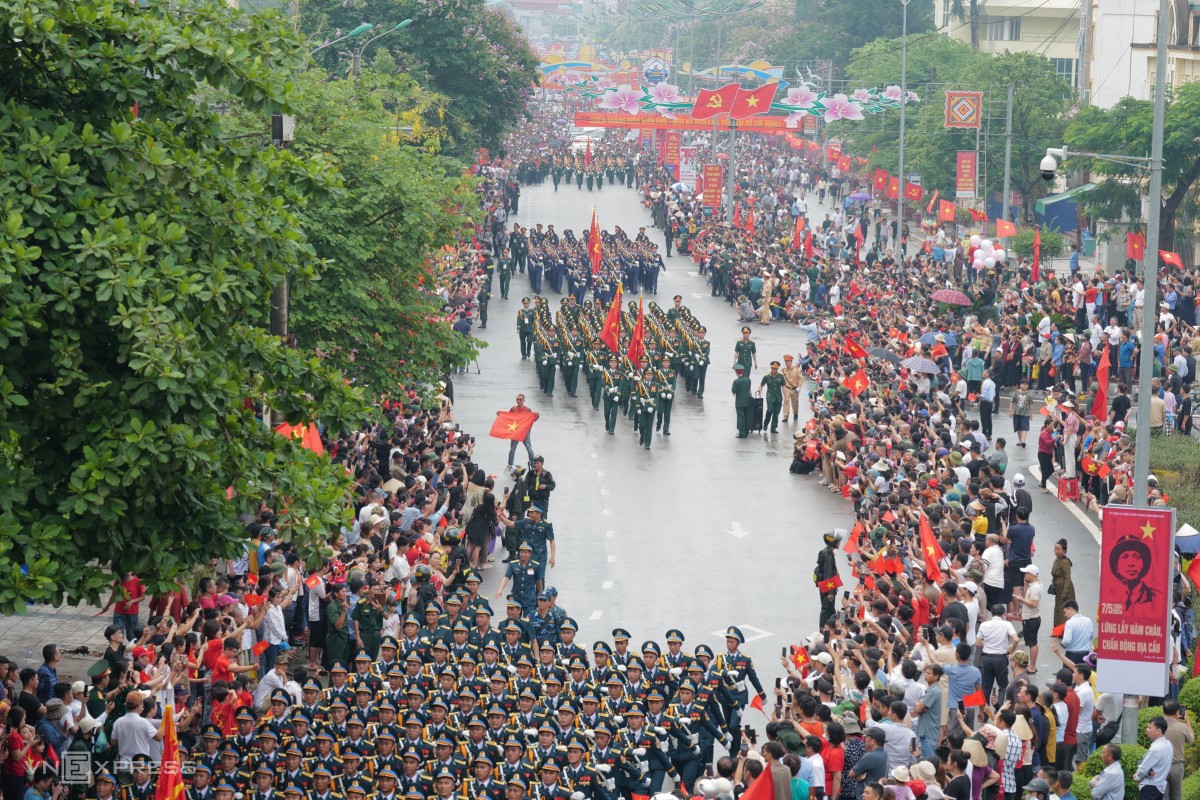 Đoàn diễu binh, diễu hành trên đường Võ Nguyên Giáp, đoạn qua tượng đài Chiến thắng Điện Biên Phủ.