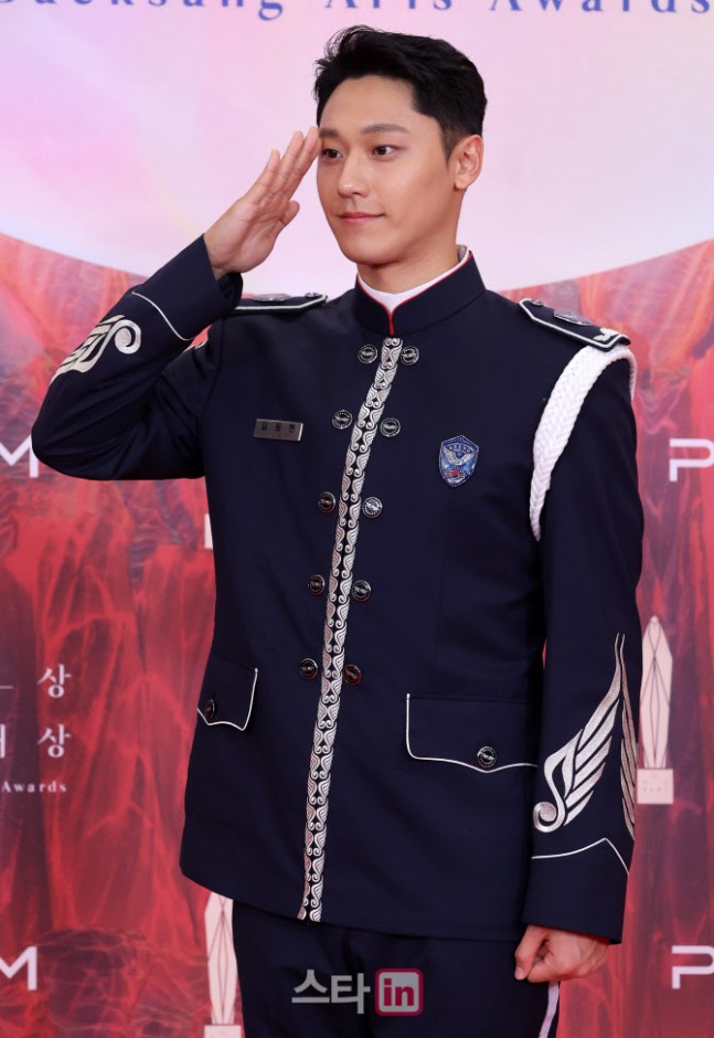 Lee Do Hyun&nbsp;xuất hiện trên thảm
đỏ Baeksang cùng đồng phục không quân. Việc sao Hàn sử dụng ngày
phép trong quân ngũ để tham dự một lễ trao giải là điều hoàn toàn
phù hợp với quy định.