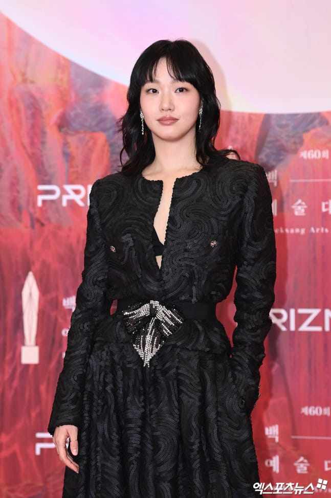 Dàn sao "Exhuma: Quật mộ trùng ma"
cùng tham gia Baeksang, Kim Go Eun nổi bật với trang phục váy
đen.