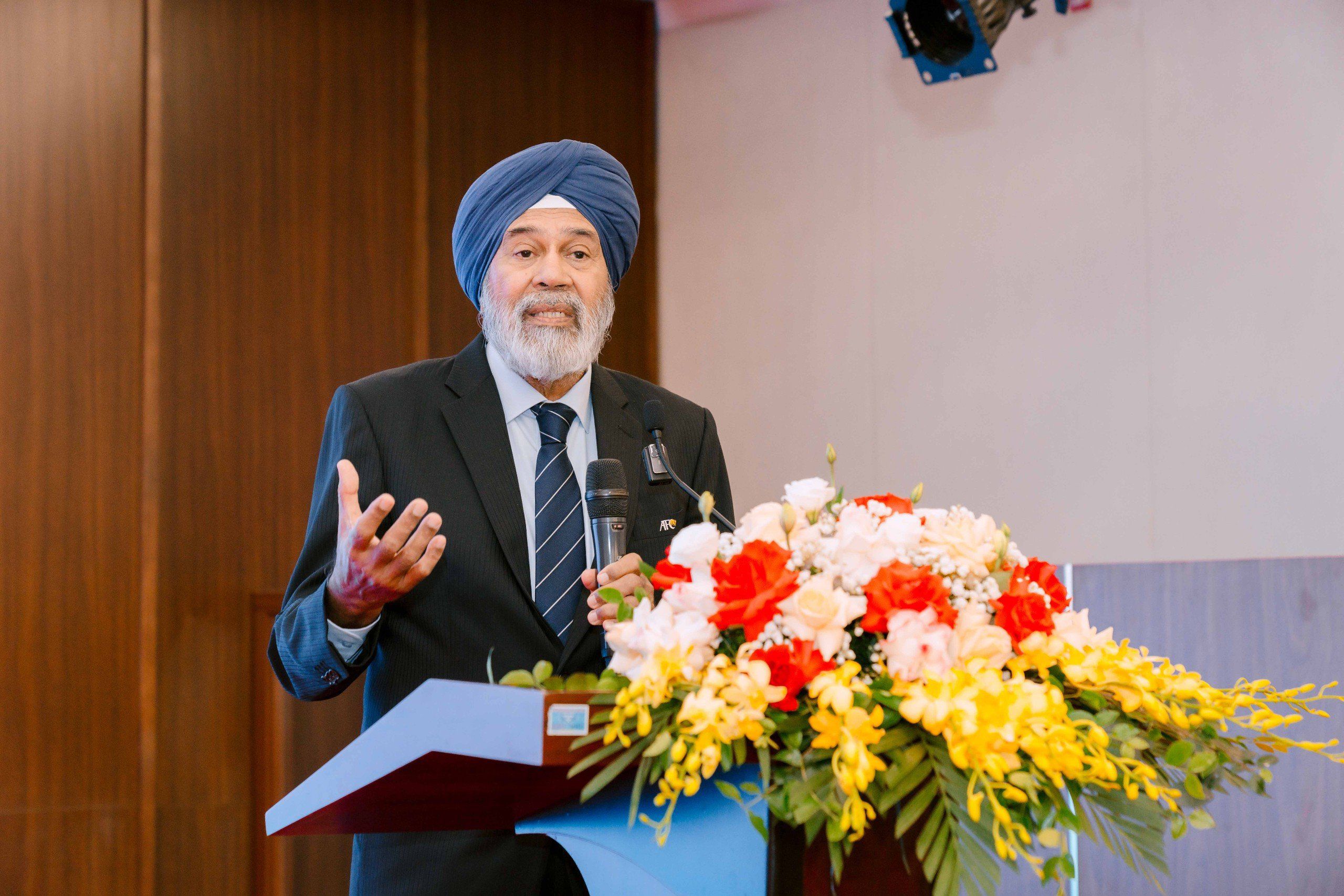 Tiến sĩ Dato’ Gurcharan Singh - Chủ tịch Hội đồng Y học của Liên đoàn bóng đá châu Á –AFC phát biểu tại sự kiện