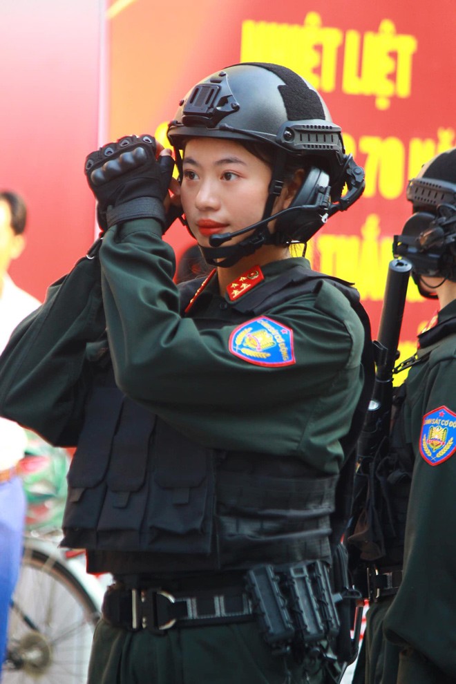 Hà Anh nổi bật trong bộ quân phục
