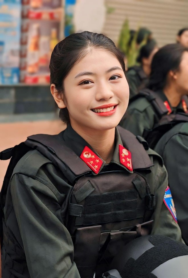 Cô gái 19 tuổi “gây bão” với loạt ảnh xinh đẹp trong lễ diễu binh tại Điện Biên - 2