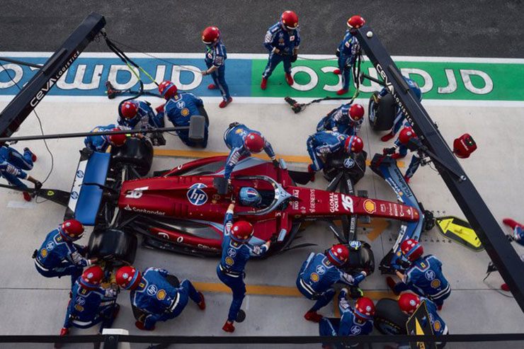 Đội ngũ Ferrari hoàn thành pit-stop 1,9s tại Miami