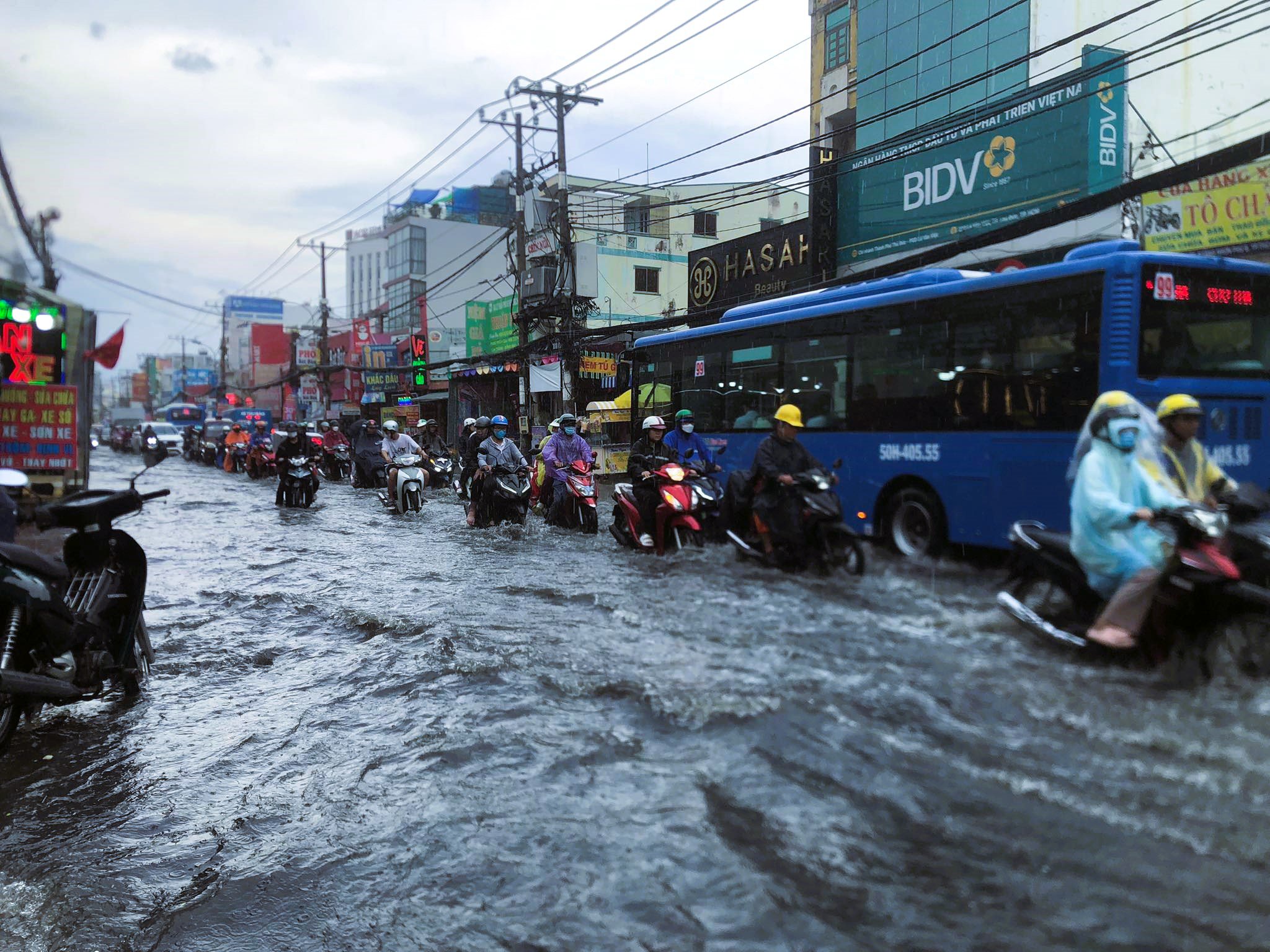 Các tuyến đường ở TP Thủ Đức như: Nguyển Xiển, Lã Xuân Oai, Lê Văn Việt… bị ngập nặng. Nhiều đoạn nước ngập hơn 0,3m kéo dài khiến nhiều phương tiện bị chết máy