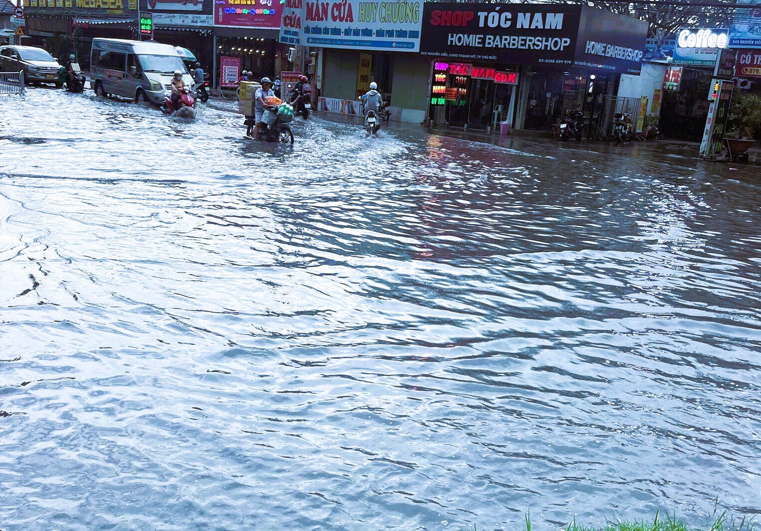 Đường Nguyễn Xiển cũng nước lênh láng sau cơn mưa 30 phút.