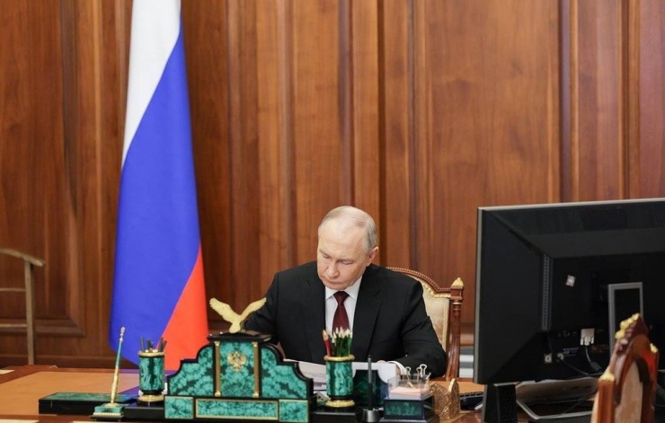 Tổng thống Nga Vladimir Putin ký sắc lệnh đầu tiên trong nhiệm kỳ mới. Ảnh: Gavriil Grigorov/CƠ QUAN BÁO CHÍ TỔNG THỐNG NGA/TASS