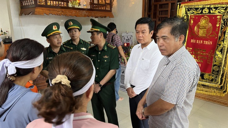 Ông Đoàn Ngọc Lâm, Phó Chủ tịch Thường trực UBND tỉnh Quảng Bình thăm hỏi, động viên gia đình có ngư dân tử nạn tại xã Quảng Phú. Ảnh: T.Chuyen