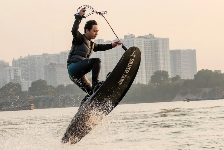 Thú chơi lướt ván phản lực của giới trẻ Hà Nội