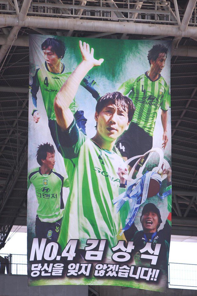 Banner lớn về HLV Kim Sang-sik được treo ở sân vận động của Jeonbuk.