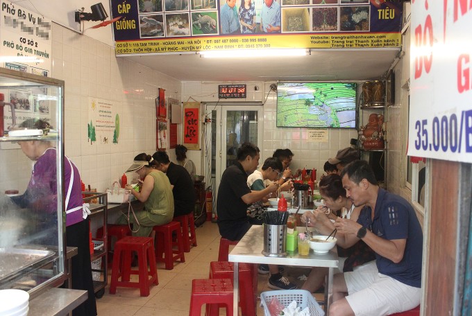Quán phở bò bán ăn sáng của bà Vy trên đường Tam Trinh, quận Hoàng Mai, Hà Nội dán thông báo 