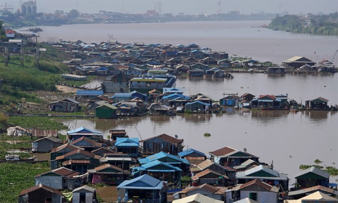Nhà nổi dọc một đoạn sông Mekong gần thủ đô Phnom Penh tháng 2/2021. Ảnh: Reuters