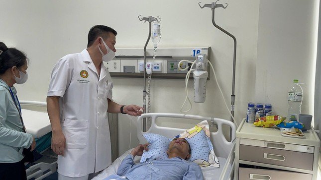 Anh Nguyễn Hữu Công đang được điều trị tại Bệnh viện Quân y 103.