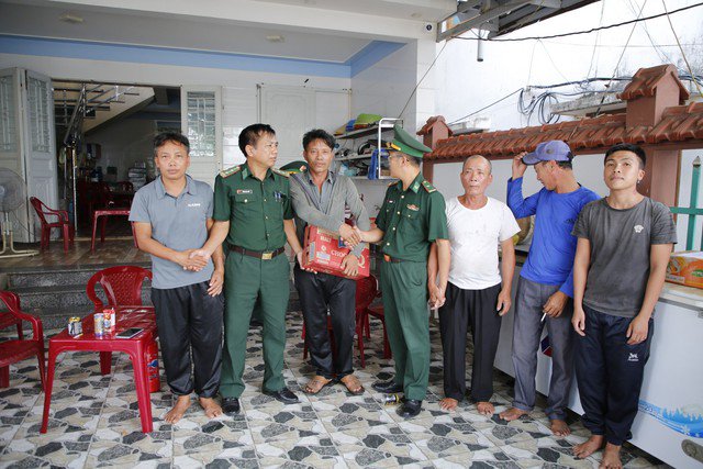 Với hành động dũng cảm của mình, ông Nguyễn Xuân Đức được Bộ đội biên phòng Quảng Bình tặng quà