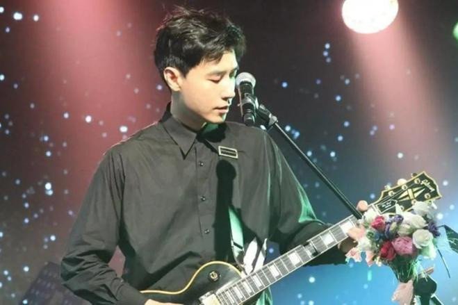 Noh Min Hyuk là thành viên chơi guitar nổi tiếng trong nhóm nhạc&nbsp;Click B