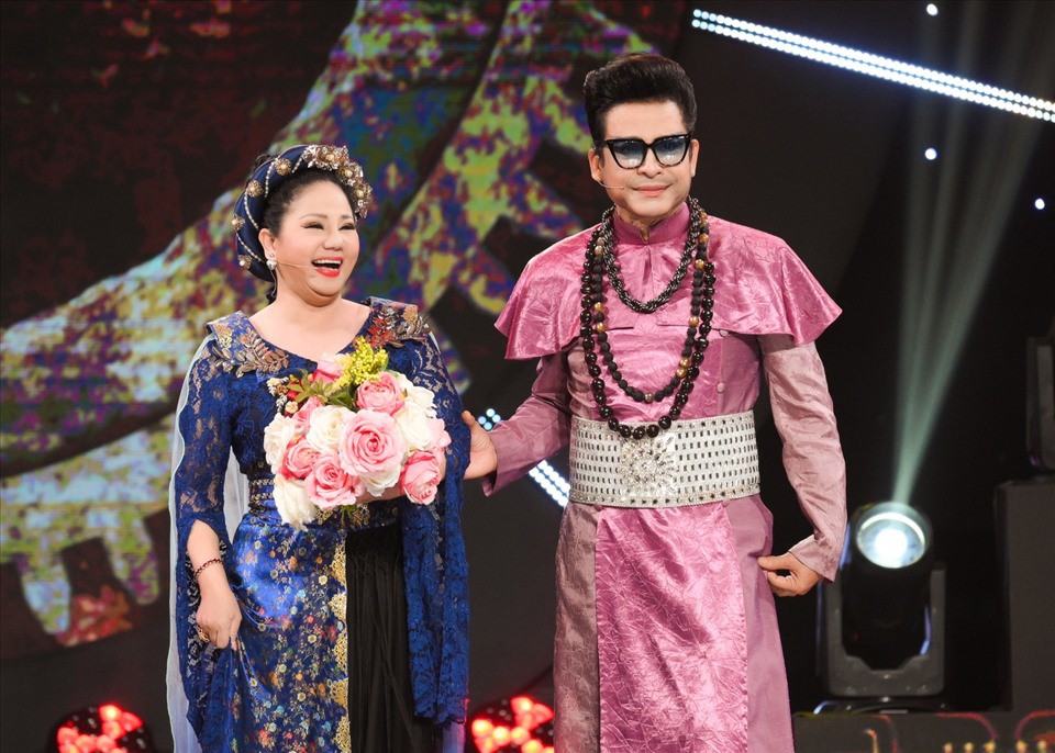 Gu "đeo vàng cả ký", quần áo độc - lạ của MC Việt làm đám cưới 10 lần với nữ đại gia