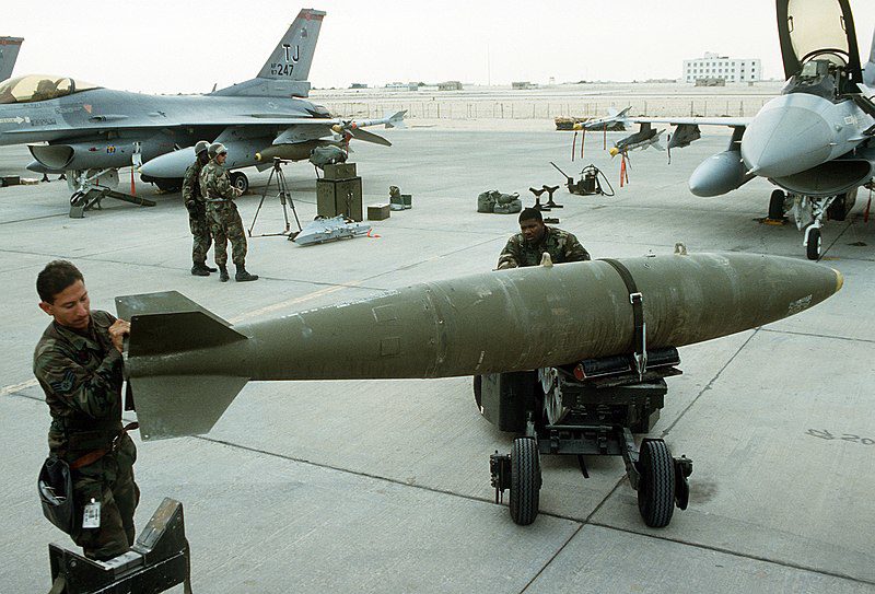 Bom thông thường Mk84 nặng 900kg do Mỹ sản xuất.