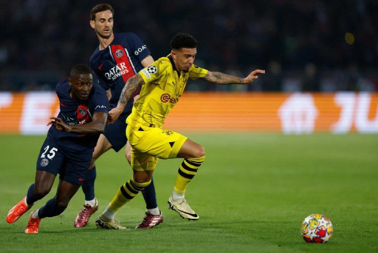 PSG (áo sẫm) thất bại&nbsp;trong nhiệm vụ ngăn chặn Dortmund vào chung kết