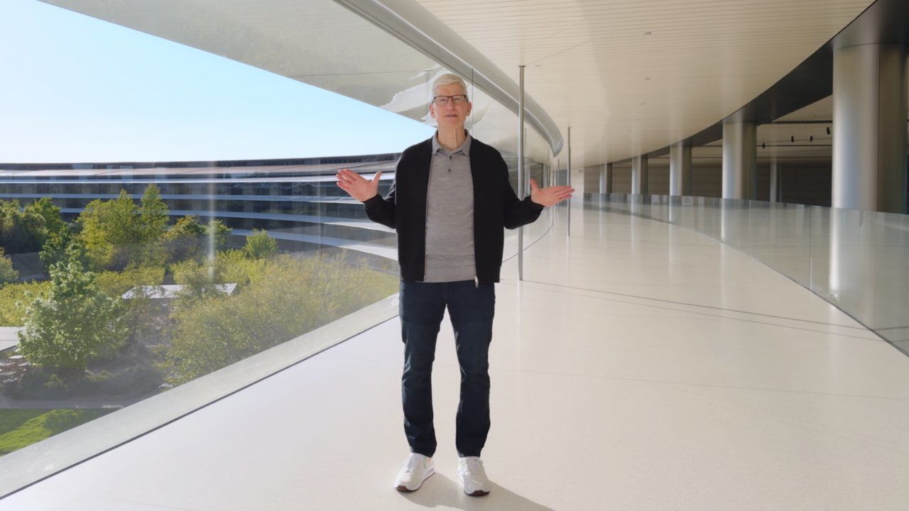 CEO Apple - Tim Cook trong video công bố sản phẩm mới đã đi đôi giày Nike đặc biệt.