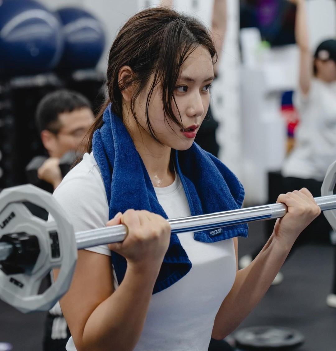 Boram đăng tải loạt ảnh chăm chỉ tập gym mới.