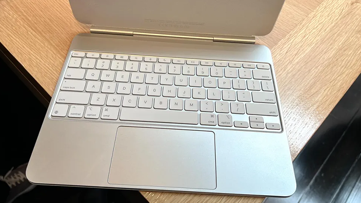 Bàn phím Magic Keyboard mới được ra mắt có&nbsp;chỗ kê tay và touchpad&nbsp;bằng&nbsp;nhôm, gợi nhớ đến MacBook. Đồng thời, touchpad&nbsp;lớn hơn cho phép người dùng sử dụng thoải mái hơn.
