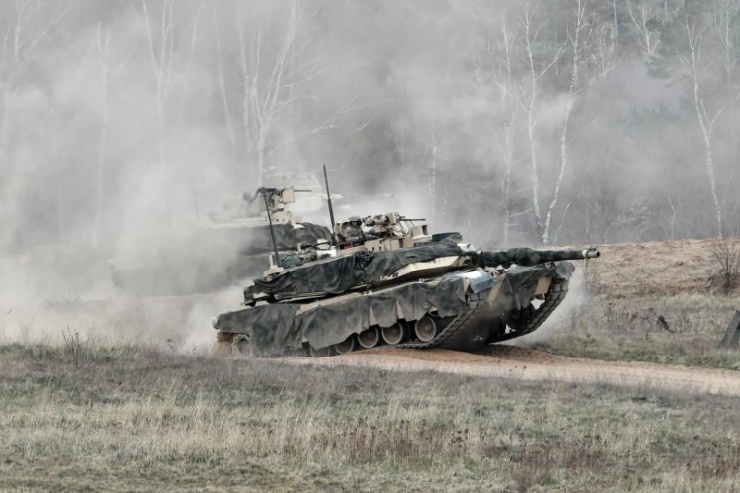 Xe tăng hạng nặng M1 Abrams trên thao trường ở Ba Lan. Mỹ đã viện trợ nhiều chiến xa loại này cho Ukraine. - Ảnh: EPA.